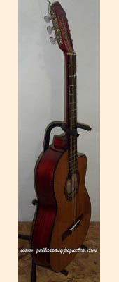 guitarra de Paracho de cedro con pinabete modelo MDCE con curva vista de lado
